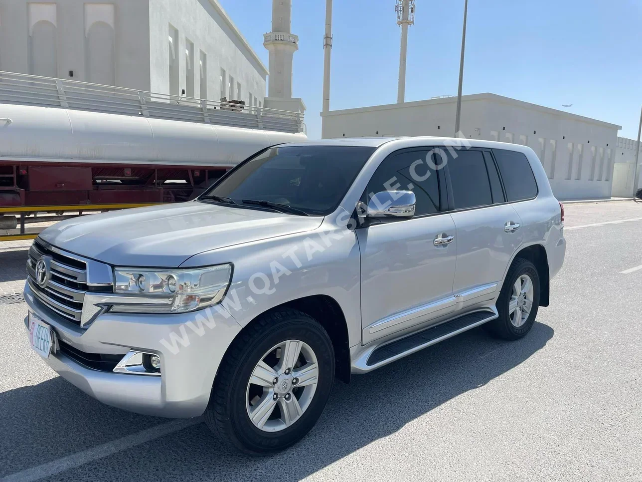 Toyota  Land Cruiser  GXR  2015  Automatic  271,000 Km  8 Cylinder  Four Wheel Drive (4WD)  SUV  Silver