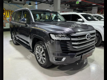 Toyota  Land Cruiser  VX Twin Turbo  2023  Automatic  32,000 Km  6 Cylinder  Four Wheel Drive (4WD)  SUV  Gray  With Warranty