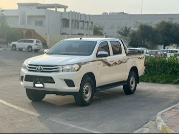 Toyota  Hilux  SR5  2024  Automatic  30,000 Km  4 Cylinder  Four Wheel Drive (4WD)  Pick Up  White  With Warranty