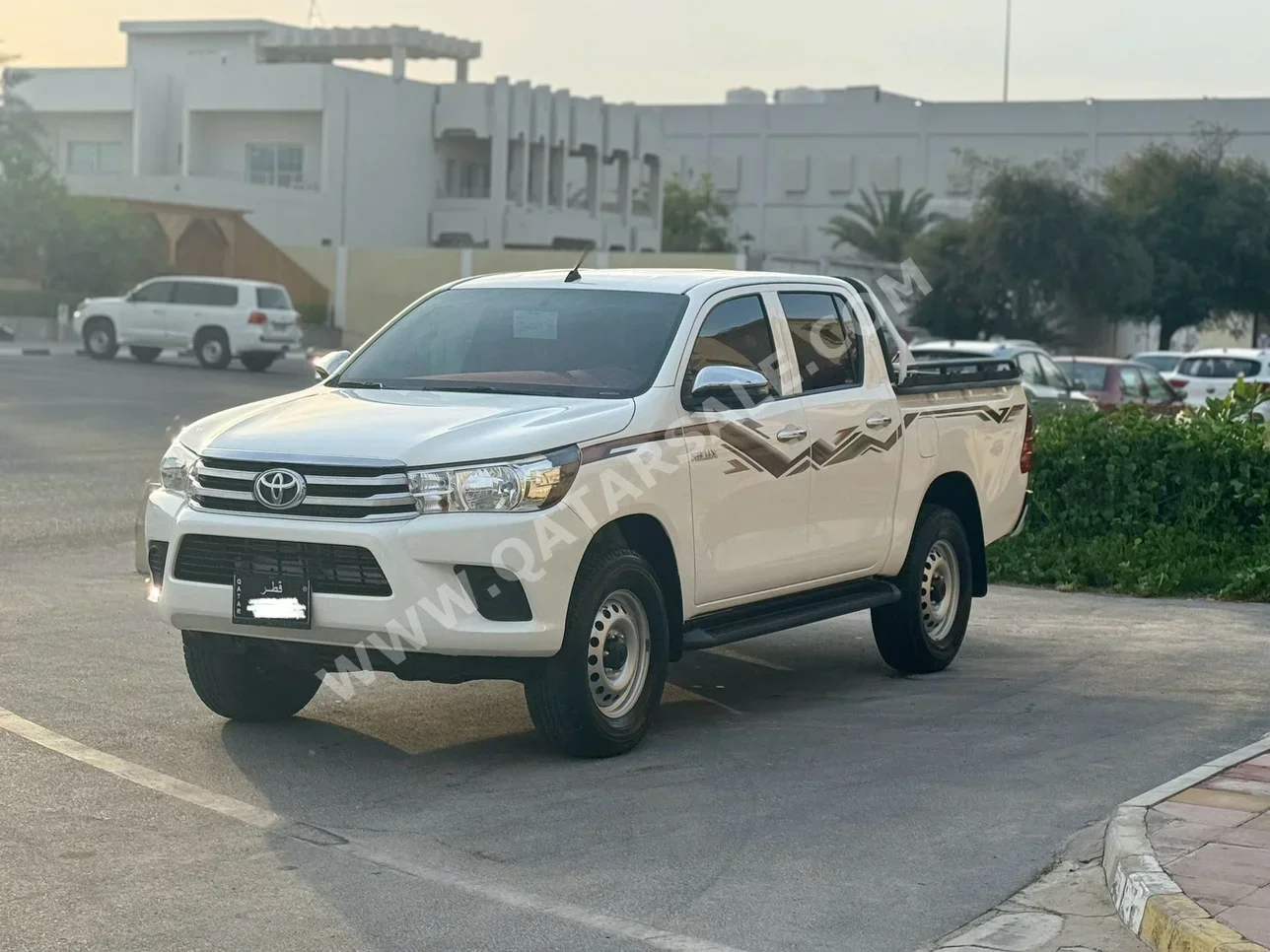 Toyota  Hilux  SR5  2024  Automatic  30,000 Km  4 Cylinder  Four Wheel Drive (4WD)  Pick Up  White  With Warranty
