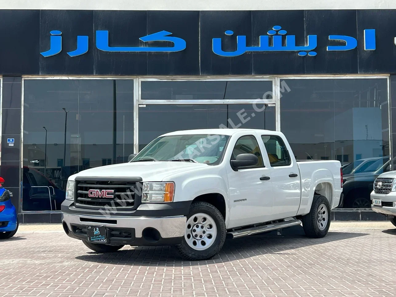 GMC  Sierra  2011  Automatic  351,000 Km  8 Cylinder  Four Wheel Drive (4WD)  Pick Up  White