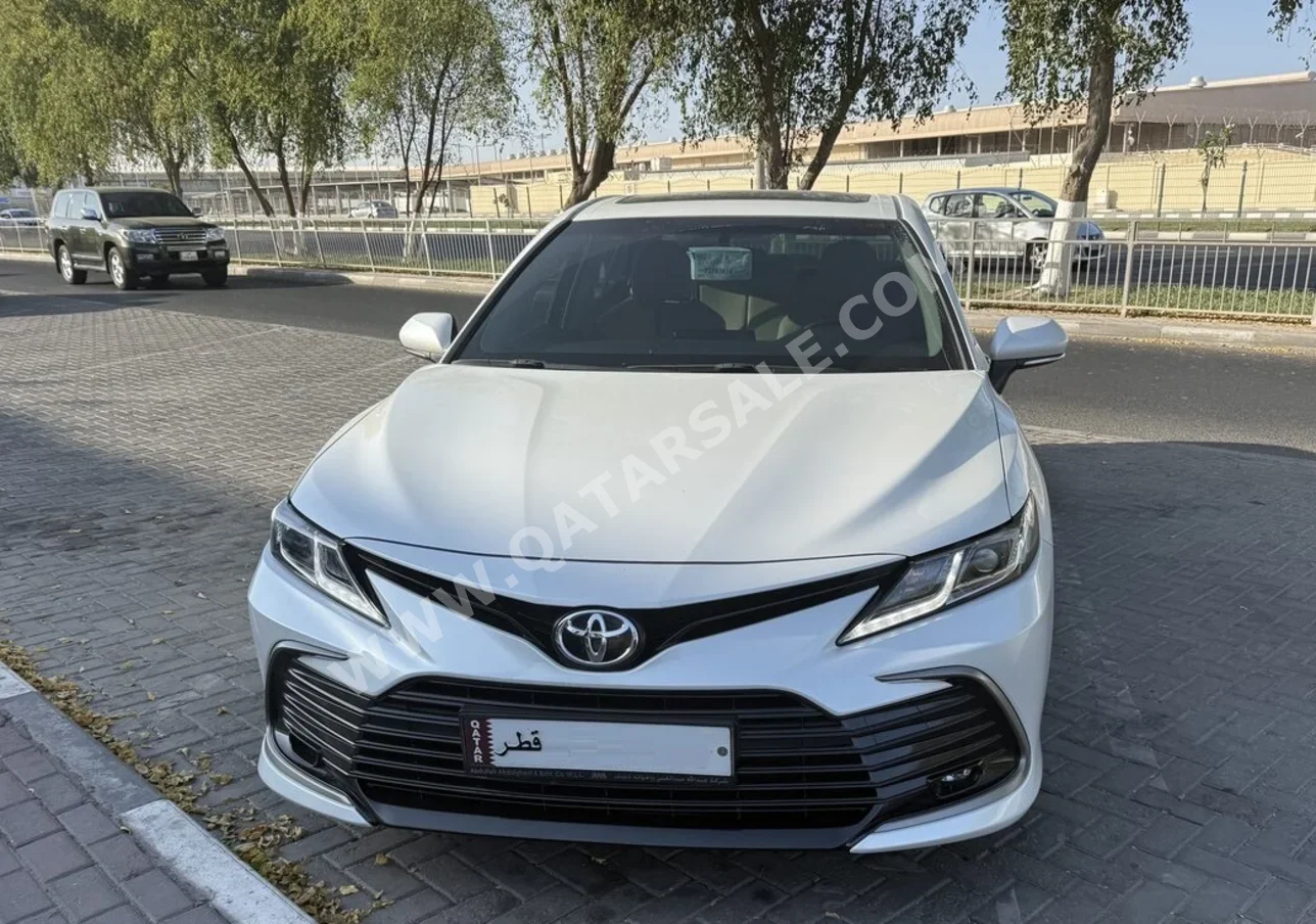 تويوتا  كامري  جي ال اي  2023  اوتوماتيك  42,000 كم  4 سلندر  سحب امامي  سيدان  أبيض لؤلؤي  تحت الضمان