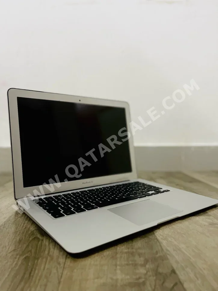 أجهزة الكمبيوتر المحمولة ابل  - ماك بوك اير  2015  - فضي  - نظام التشغيل ماك او اس  - انتيل  - كور اي 5  -الذاكرة (رام): 4 جيجابابت