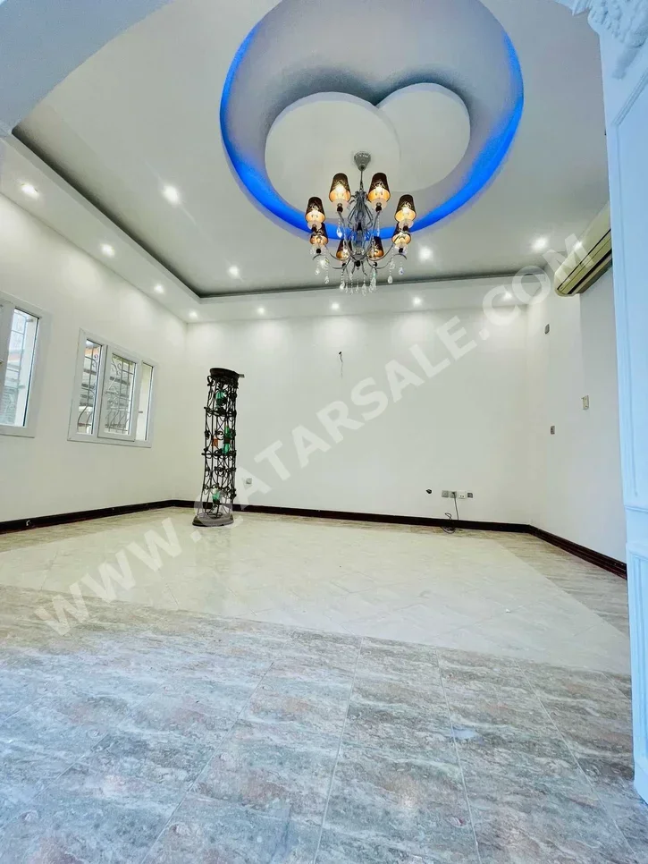 سكن عائلي  - غير مفروشة  - أم صلال  - 5 غرف نوم