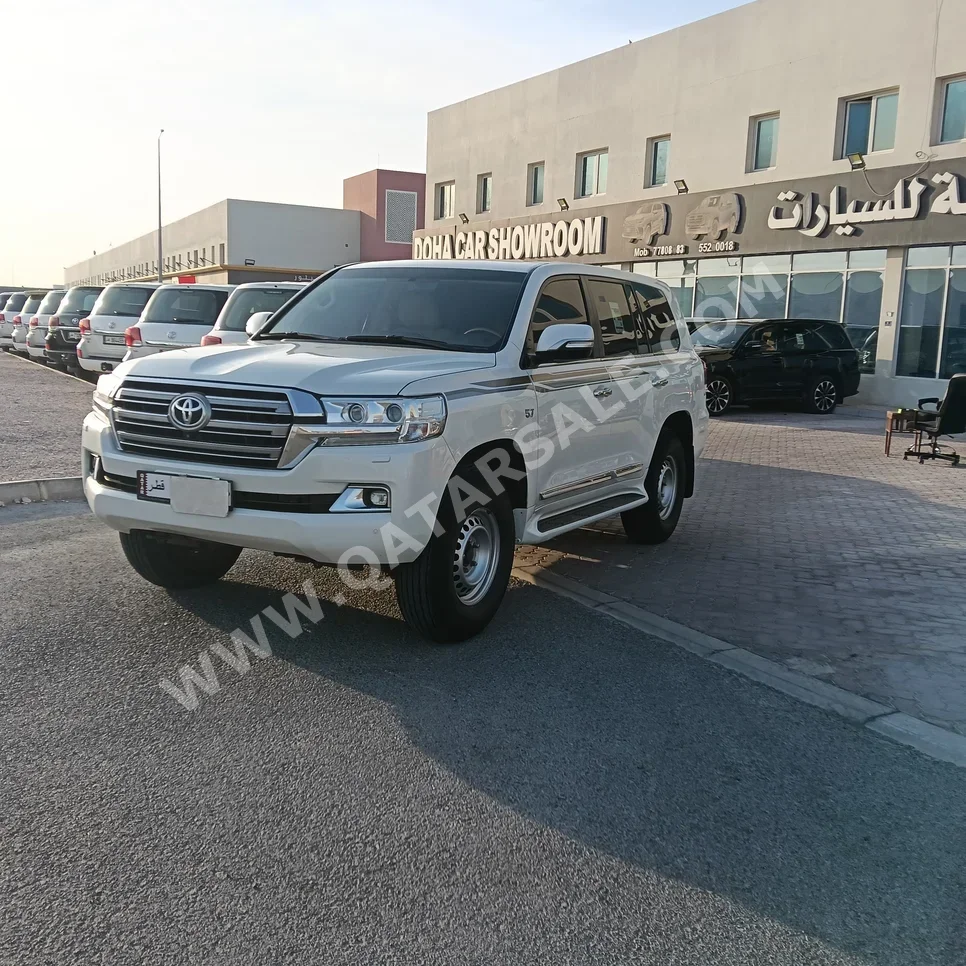 Toyota  Land Cruiser  VXR  2016  Automatic  372,000 Km  8 Cylinder  Four Wheel Drive (4WD)  SUV  White