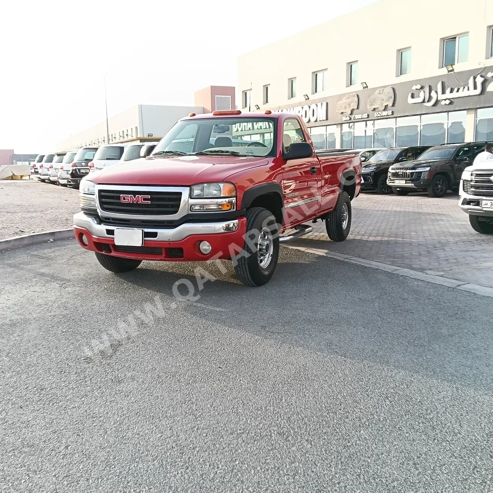 GMC  Sierra  2500 HD  2004  Automatic  50,000 Km  8 Cylinder  Four Wheel Drive (4WD)  Pick Up  Red