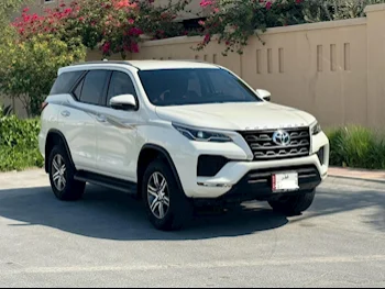 Toyota  Fortuner  SR5  2022  Automatic  45,000 Km  4 Cylinder  Four Wheel Drive (4WD)  SUV  White  With Warranty