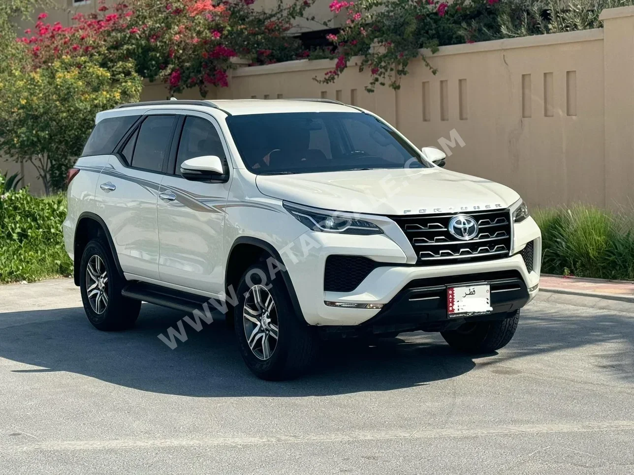Toyota  Fortuner  SR5  2022  Automatic  45,000 Km  4 Cylinder  Four Wheel Drive (4WD)  SUV  White  With Warranty