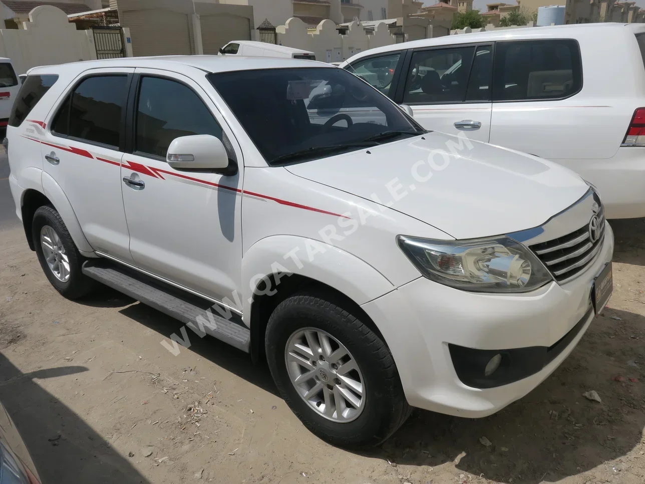 Toyota  Fortuner  2015  Automatic  95,000 Km  4 Cylinder  Four Wheel Drive (4WD)  SUV  White