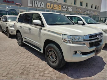 Toyota  Land Cruiser  VXR  2016  Automatic  302,000 Km  8 Cylinder  Four Wheel Drive (4WD)  SUV  White