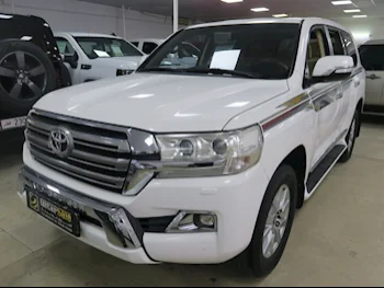 Toyota  Land Cruiser  GXR  2016  Automatic  464,000 Km  8 Cylinder  Four Wheel Drive (4WD)  SUV  White