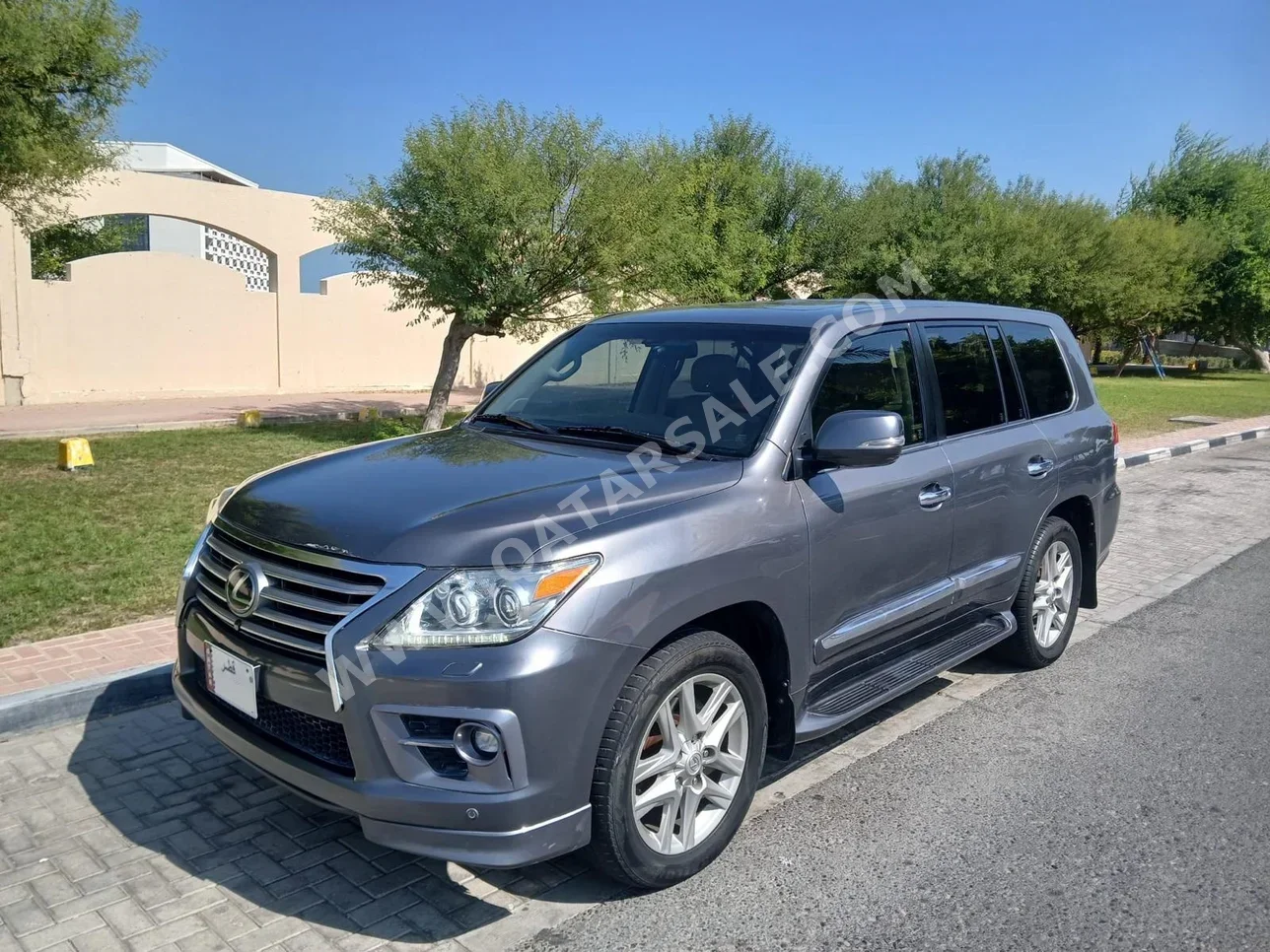 Lexus  LX  570  2012  Automatic  308,000 Km  8 Cylinder  Four Wheel Drive (4WD)  SUV  Gray