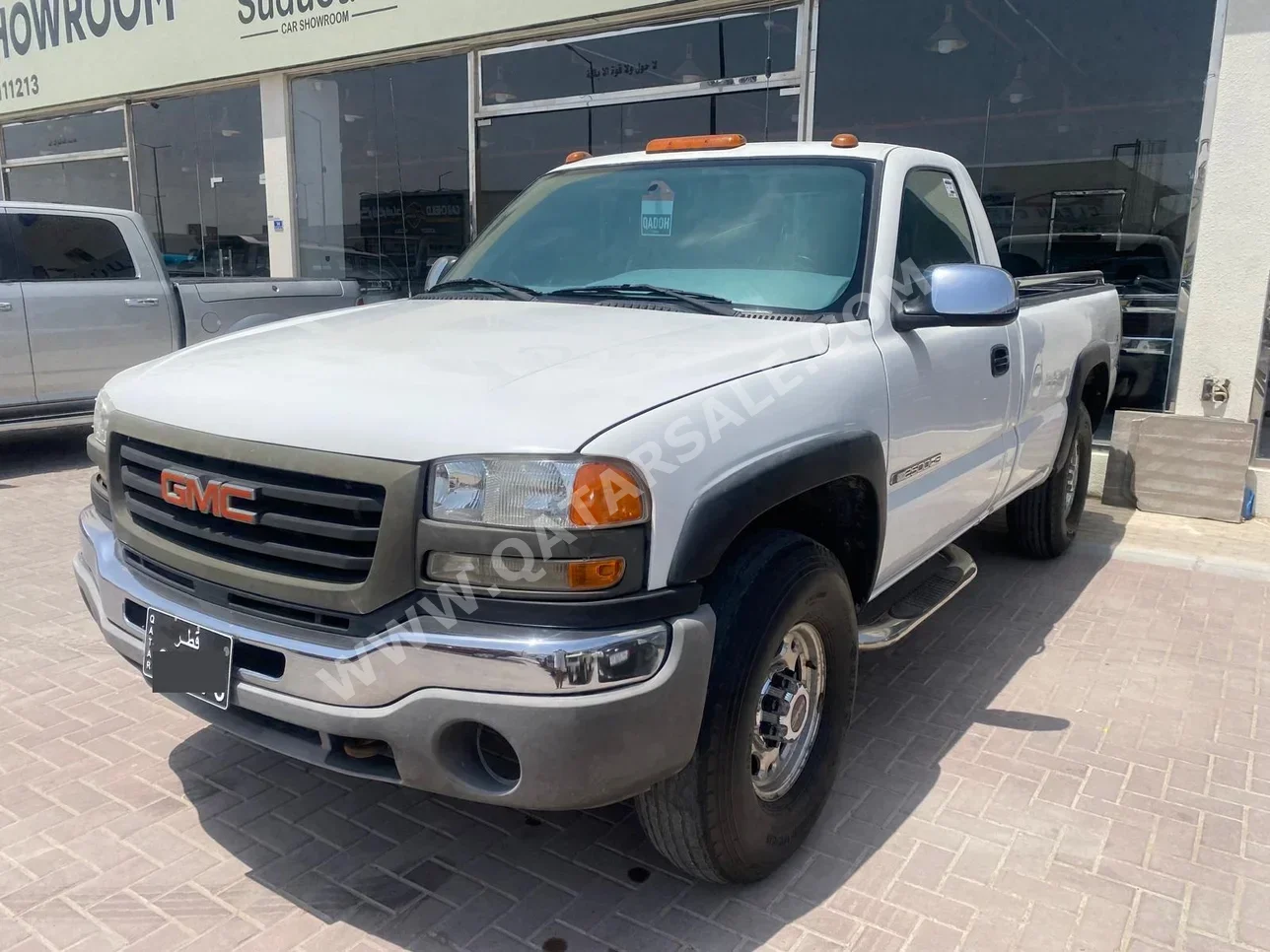 GMC  Sierra  2500 HD  2003  Automatic  390,000 Km  8 Cylinder  Four Wheel Drive (4WD)  Pick Up  White