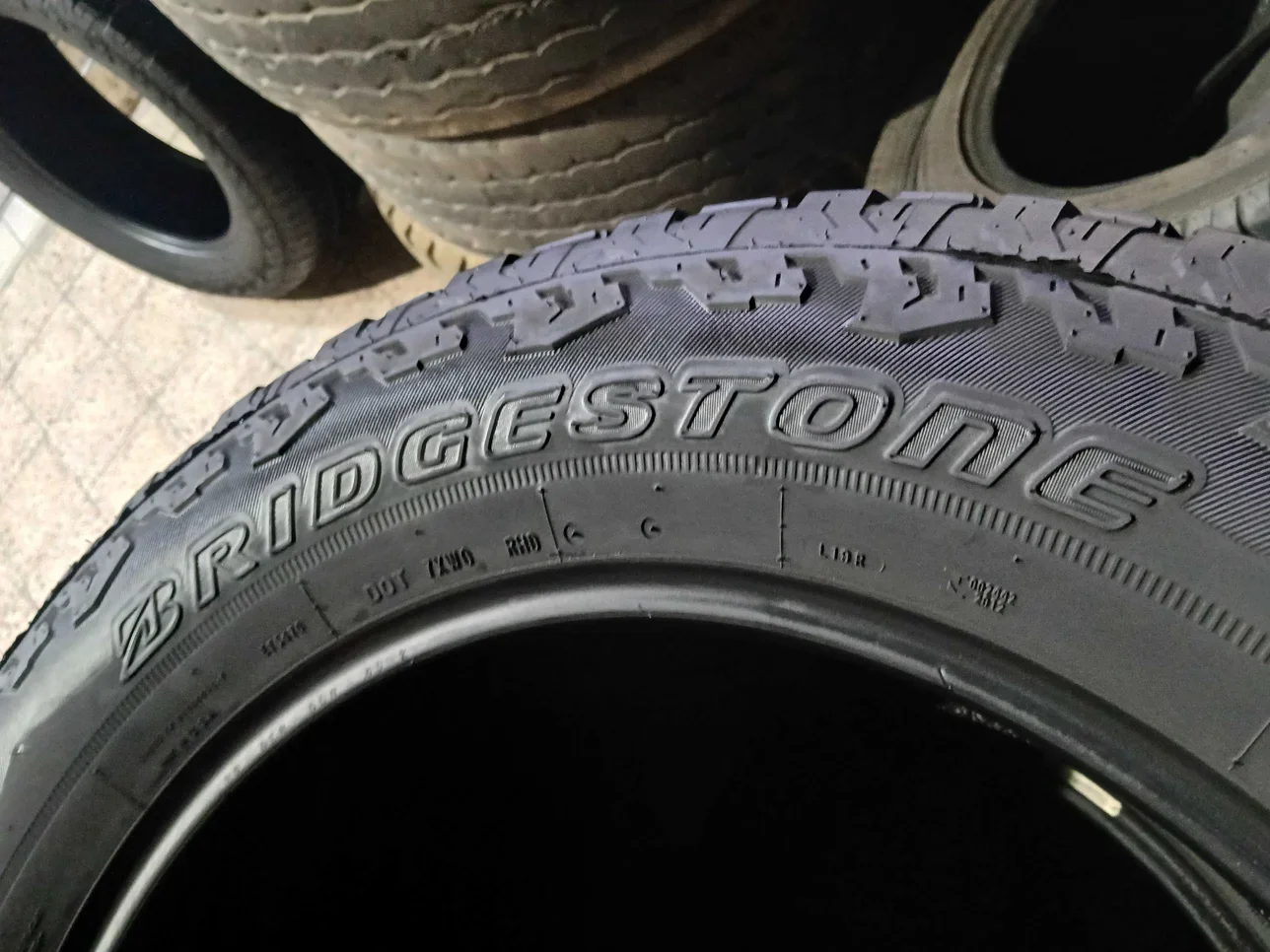 Tire & Rims Bridgeston Made in United States of America (USA) /  4 Seasons  2756020 mm  20"