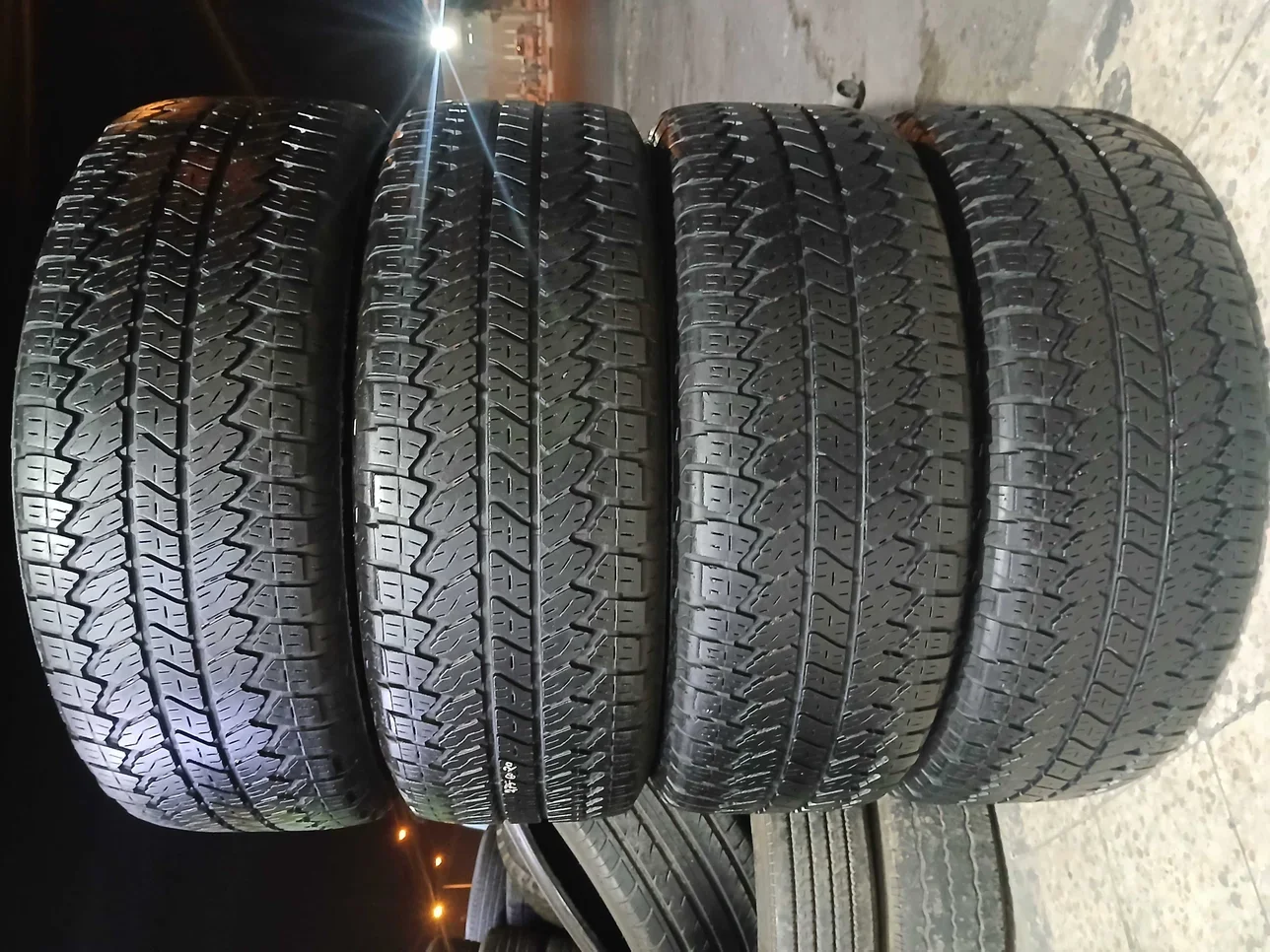 Tire & Rims Bridgeston Made in United States of America (USA) /  4 Seasons  2756020 mm  20"