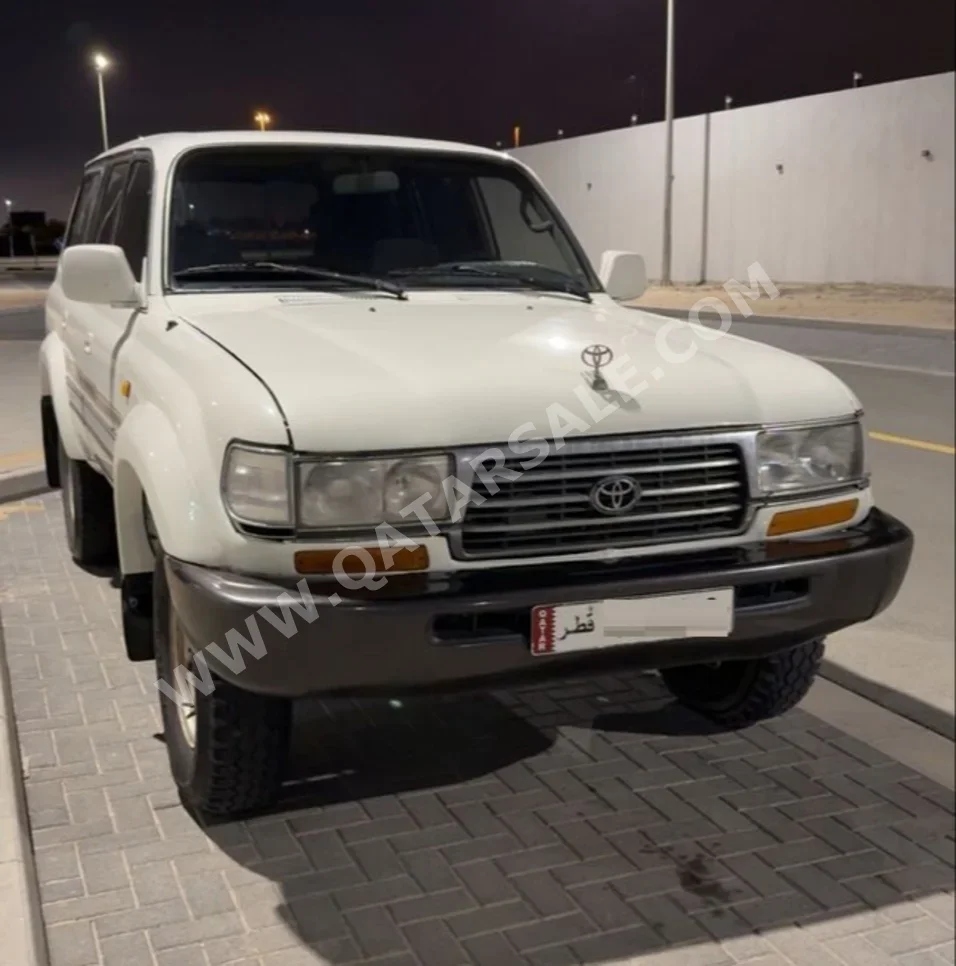 تويوتا  لاند كروزر  في اكس ار  1996  اوتوماتيك  200,000 كم  4 سلندر  سيدان  أبيض