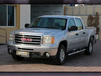 GMC  Sierra  SLE  2012  Automatic  182,000 Km  8 Cylinder  Four Wheel Drive (4WD)  Pick Up  Gray