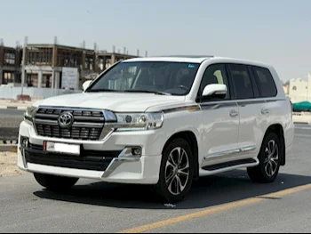 Toyota  Land Cruiser  GXR  2015  Automatic  351,000 Km  8 Cylinder  Four Wheel Drive (4WD)  SUV  White