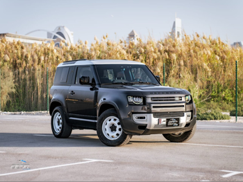 لاند روفر  ديفيندر  90 اس اي  2022  اوتوماتيك  61,000 كم  4 سلندر  دفع رباعي  اس يو في  أسود  تحت الضمان