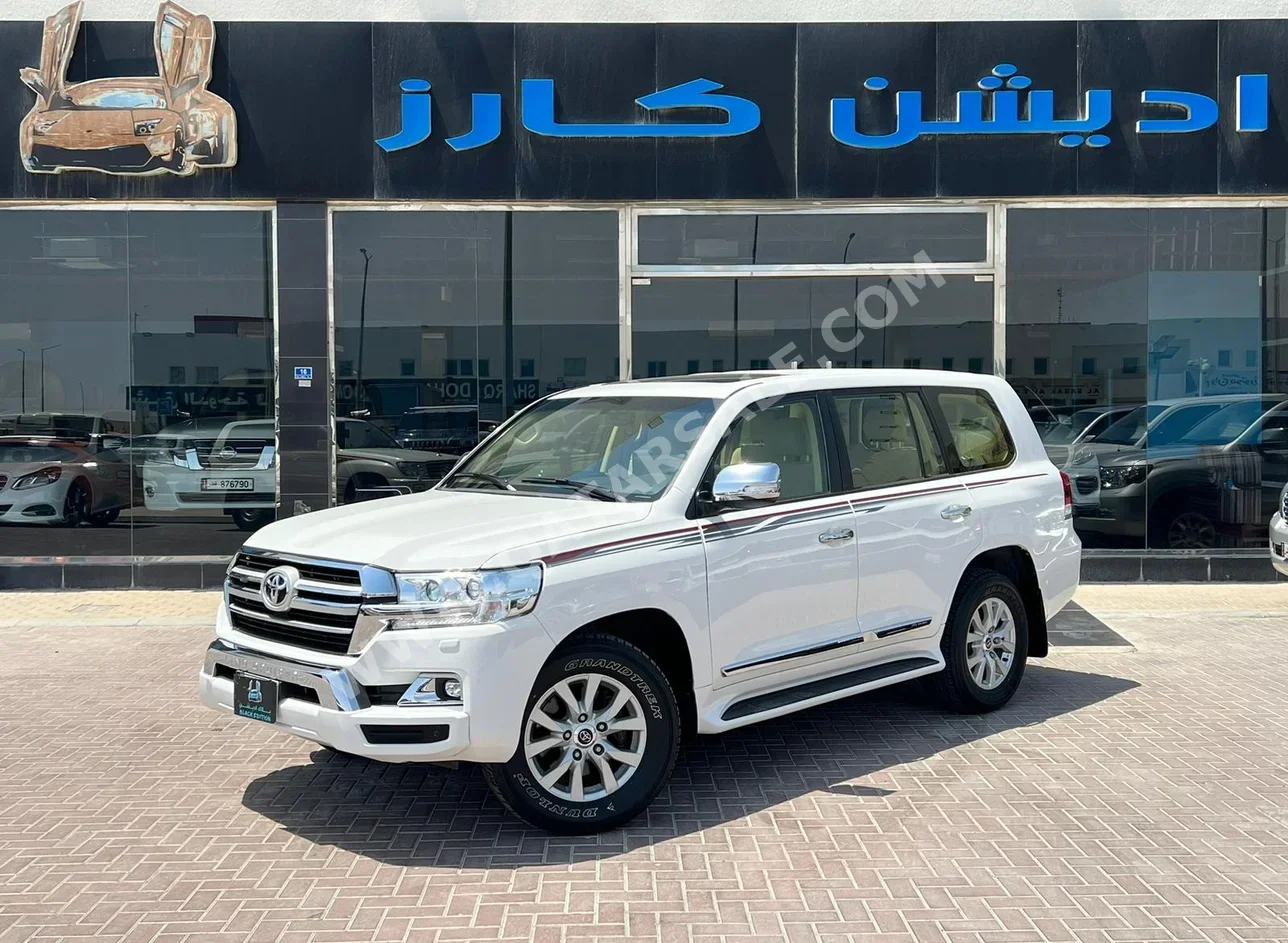 تويوتا  لاند كروزر  جي اكس ار  2016  اوتوماتيك  369,000 كم  6 سلندر  دفع رباعي  اس يو في  أبيض