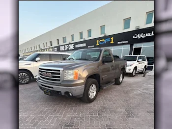 GMC  Sierra  SLE  2013  Automatic  230,000 Km  8 Cylinder  Four Wheel Drive (4WD)  Pick Up  Gray