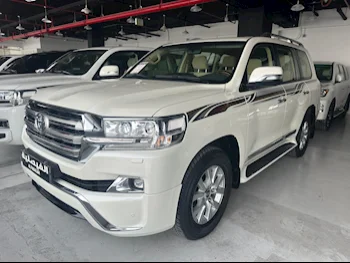 Toyota  Land Cruiser  GXR  2016  Automatic  31,000 Km  6 Cylinder  Four Wheel Drive (4WD)  SUV  White
