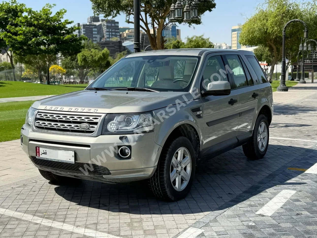Land Rover  LR2  SE  2014  Automatic  84,000 Km  6 Cylinder  Four Wheel Drive (4WD)  SUV  Gold