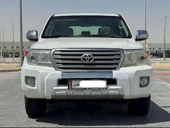 Toyota  Land Cruiser  GXR  2015  Automatic  256,000 Km  8 Cylinder  Four Wheel Drive (4WD)  SUV  White