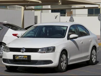 فوكس واغن  جيتا  2014  اوتوماتيك  122,000 كم  4 سلندر  سحب امامي  سيدان  أبيض