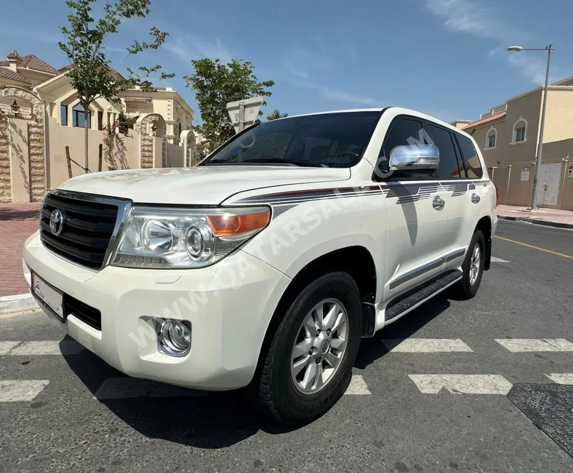 Toyota  Land Cruiser  GXR  2013  Automatic  274,000 Km  8 Cylinder  Four Wheel Drive (4WD)  SUV  White