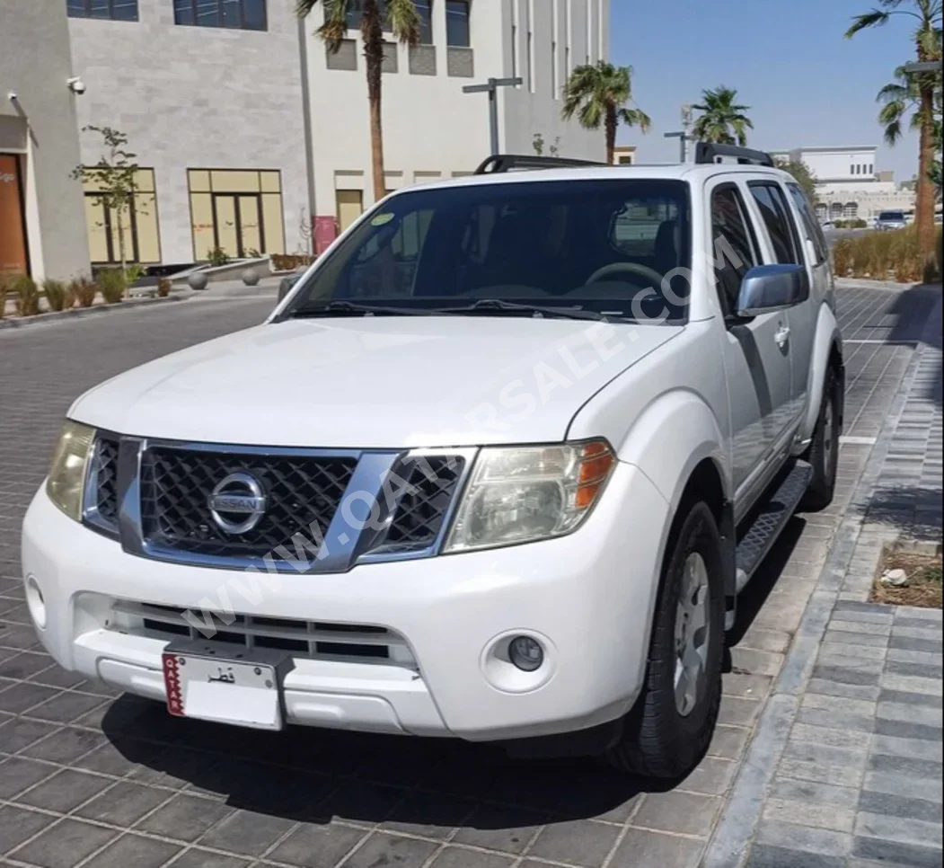 Nissan  Pathfinder  SE  2009  Automatic  310,000 Km  6 Cylinder  Four Wheel Drive (4WD)  SUV  White