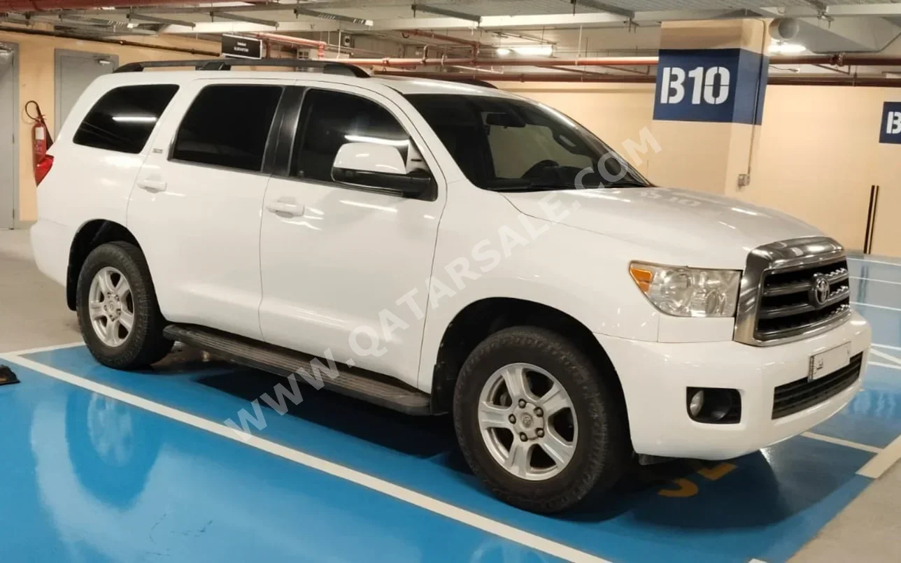 Toyota  Sequoia  2014  Automatic  302,000 Km  8 Cylinder  Four Wheel Drive (4WD)  SUV  White