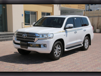 Toyota  Land Cruiser  VXR  2016  Automatic  373,000 Km  8 Cylinder  Four Wheel Drive (4WD)  SUV  White