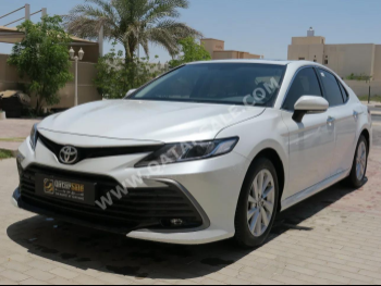تويوتا  كامري  جي ال اي  2023  اوتوماتيك  13,900 كم  4 سلندر  سحب امامي  سيدان  أبيض لؤلؤي  تحت الضمان