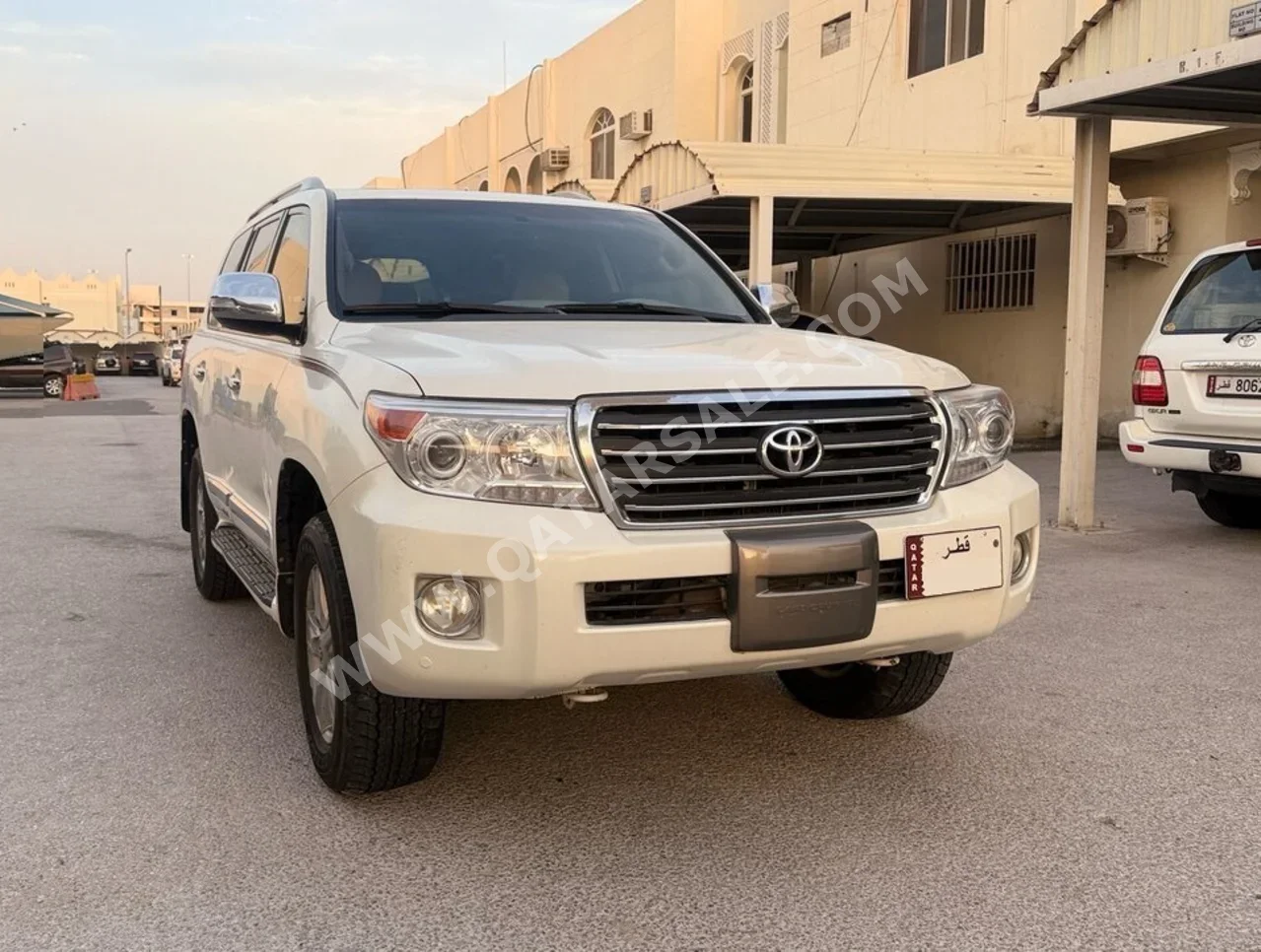 Toyota  Land Cruiser  GXR  2013  Automatic  324,000 Km  8 Cylinder  Four Wheel Drive (4WD)  SUV  Pearl
