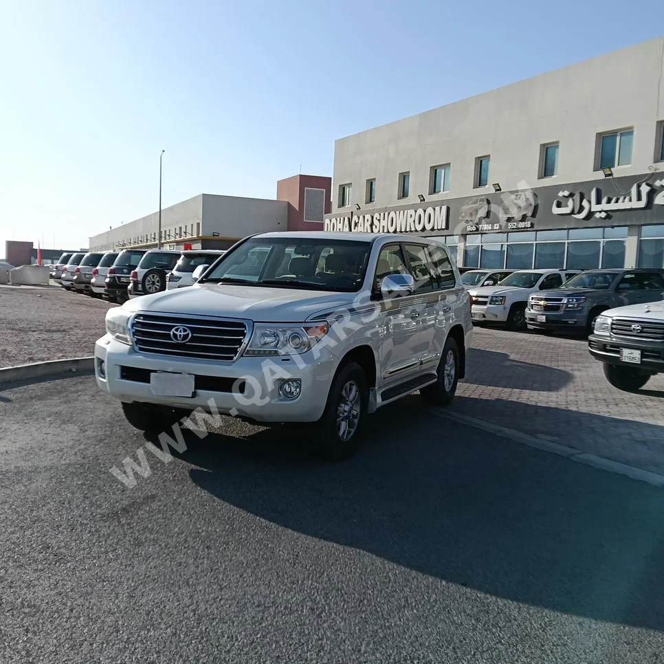 Toyota  Land Cruiser  GXR  2013  Automatic  271,000 Km  6 Cylinder  Four Wheel Drive (4WD)  SUV  White