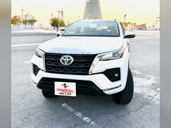 Toyota  Fortuner  6 Cylinder  SUV 4x4  White  2025