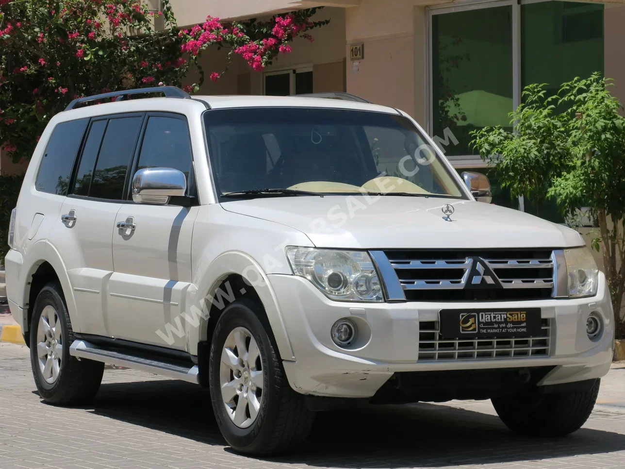 Mitsubishi  Pajero  3.5  2012  Automatic  185,000 Km  6 Cylinder  Four Wheel Drive (4WD)  SUV  White