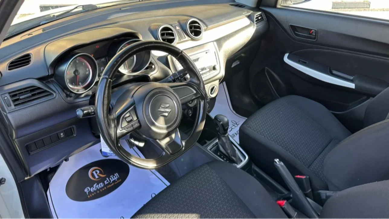 سوزوكي سويفت 4 سلندر سيدان أبيض 2020