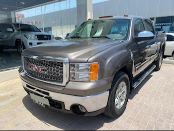 GMC  Sierra  SLE  2013  Automatic  274,000 Km  8 Cylinder  Four Wheel Drive (4WD)  Pick Up  Gray