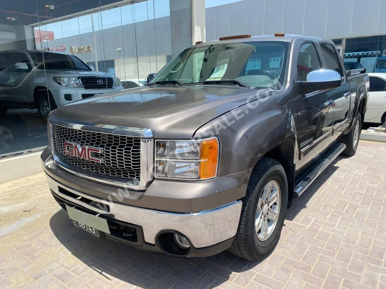 GMC  Sierra  SLE  2013  Automatic  274,000 Km  8 Cylinder  Four Wheel Drive (4WD)  Pick Up  Gray