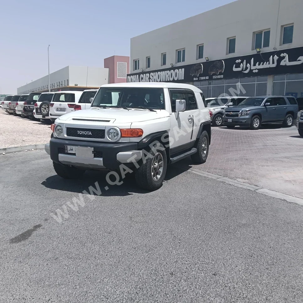 Toyota  FJ Cruiser  2011  Automatic  304,000 Km  6 Cylinder  Four Wheel Drive (4WD)  SUV  White