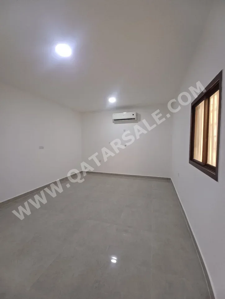 2 Bedrooms  Studio  in Doha -  Al Dafna  Not Furnished