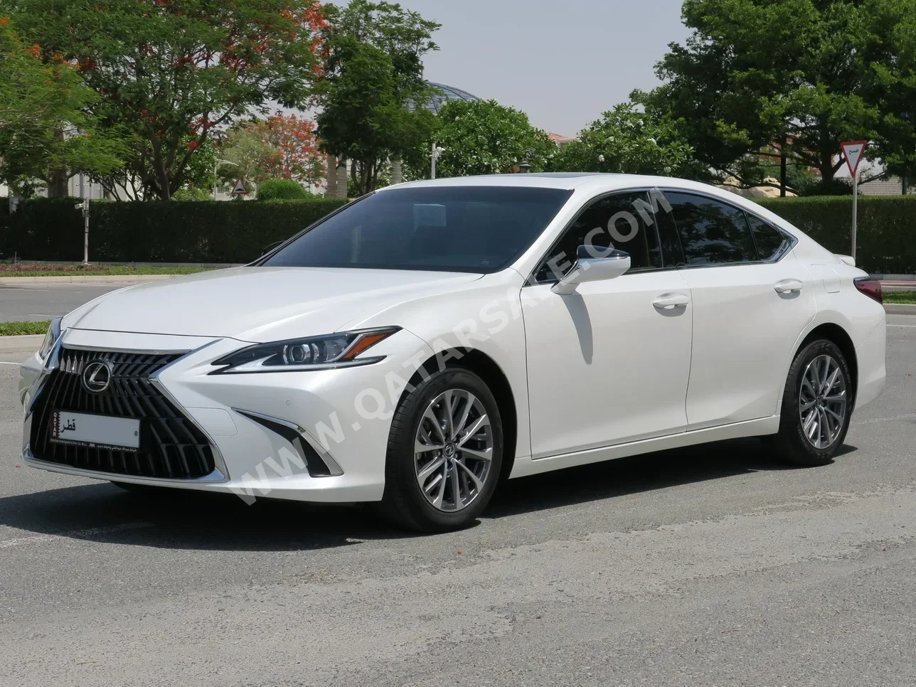 Lexus  ES  300h  2023  Automatic  2,800 Km  4 Cylinder  Rear Wheel Drive (RWD)  Sedan  White  With Warranty