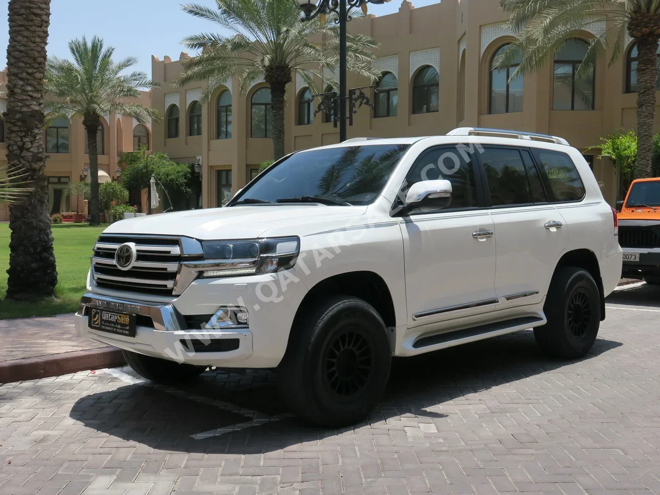 Toyota Land Cruiser GXR White Edition 2017 Automatic 114,000 Km 8 Cylinder Four Wheel Drive (4WD) SUV White