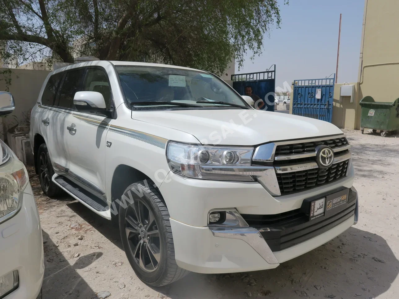 Toyota  Land Cruiser  VXR  2015  Automatic  155,000 Km  8 Cylinder  Four Wheel Drive (4WD)  SUV  White