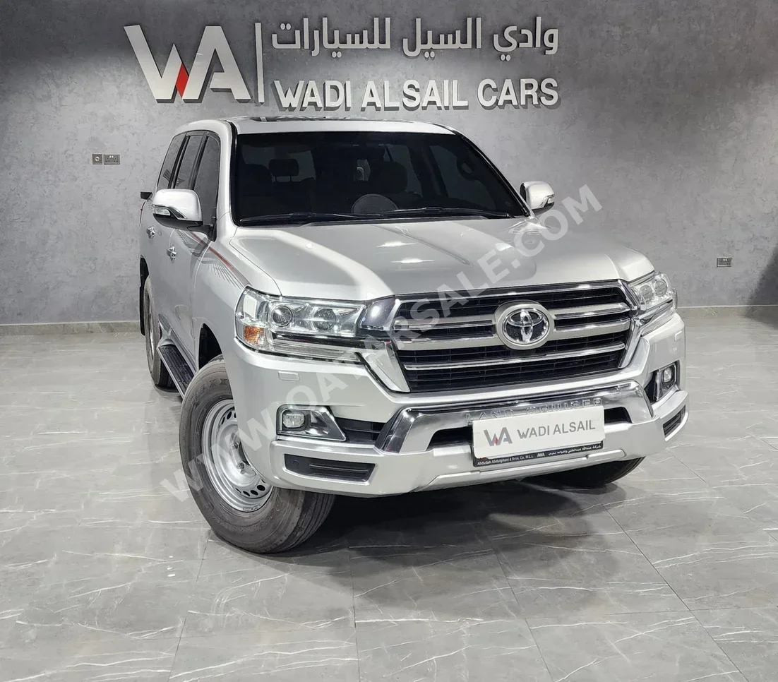 Toyota  Land Cruiser  GXR  2019  Automatic  214,000 Km  8 Cylinder  Four Wheel Drive (4WD)  SUV  Silver
