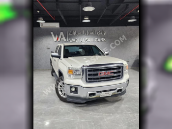 GMC  Sierra  SLE  2015  Automatic  189,000 Km  8 Cylinder  Four Wheel Drive (4WD)  Pick Up  White