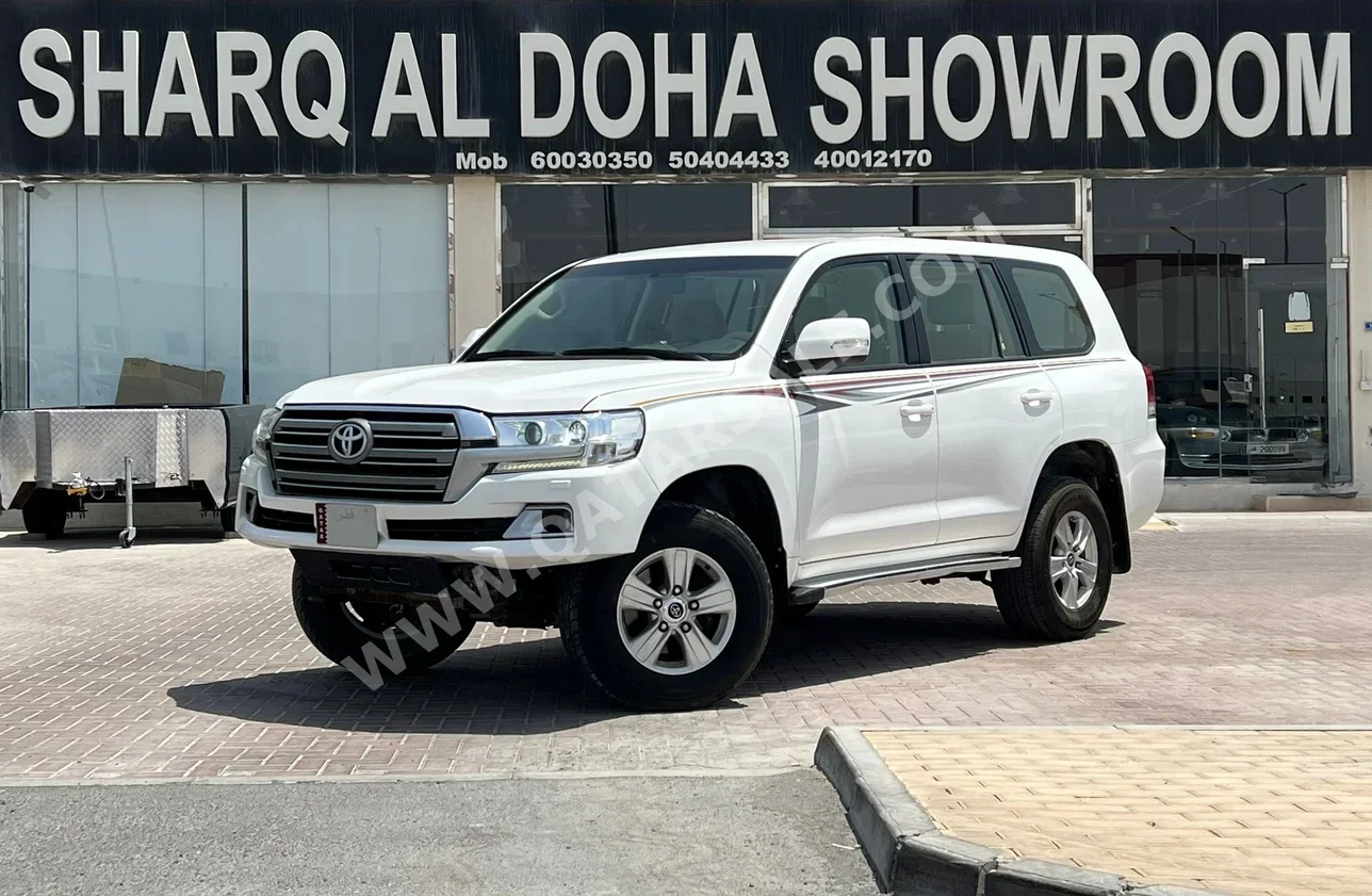 Toyota  Land Cruiser  GXR  2017  Automatic  275,000 Km  8 Cylinder  Four Wheel Drive (4WD)  SUV  White