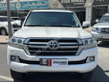 Toyota  Land Cruiser  VXR  2021  Automatic  197,000 Km  8 Cylinder  Four Wheel Drive (4WD)  SUV  White